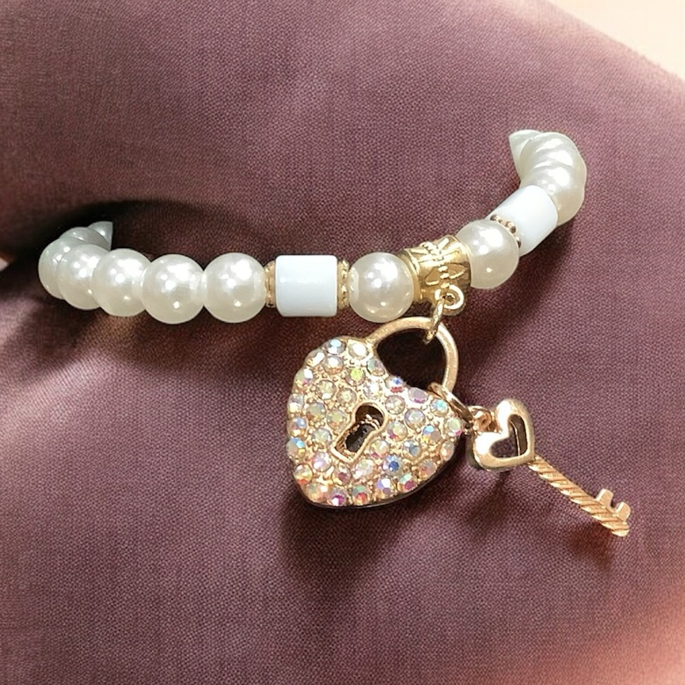 💥2/$24 or 3/$30💥 Pearl Bracelet with Gold  Crystal Heart Lock Charm. NWT